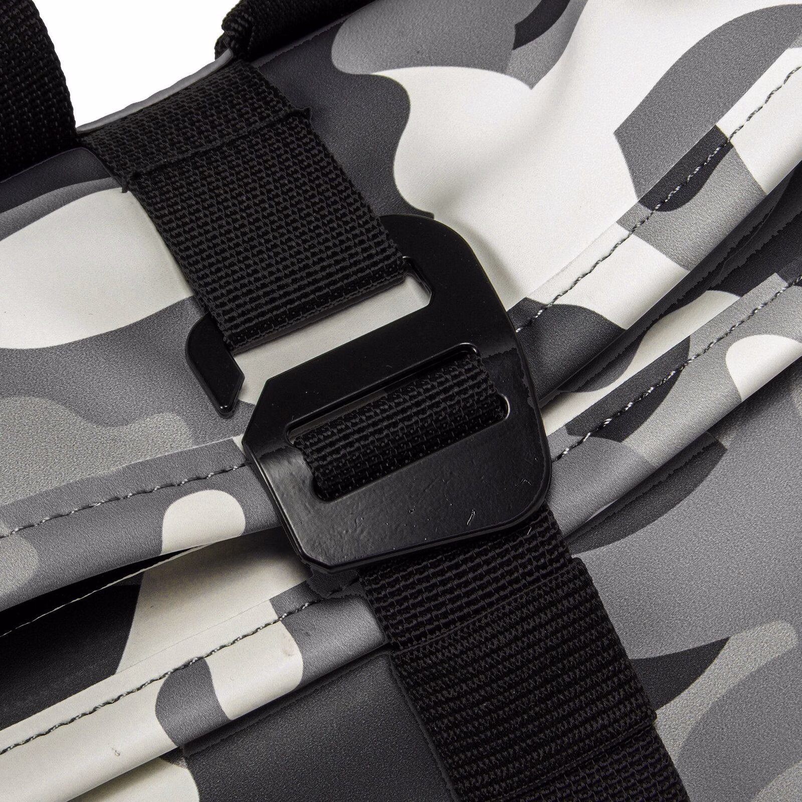 Mart - Los Angeles Rolltop Mini Rucksack weiß/schwarz camo