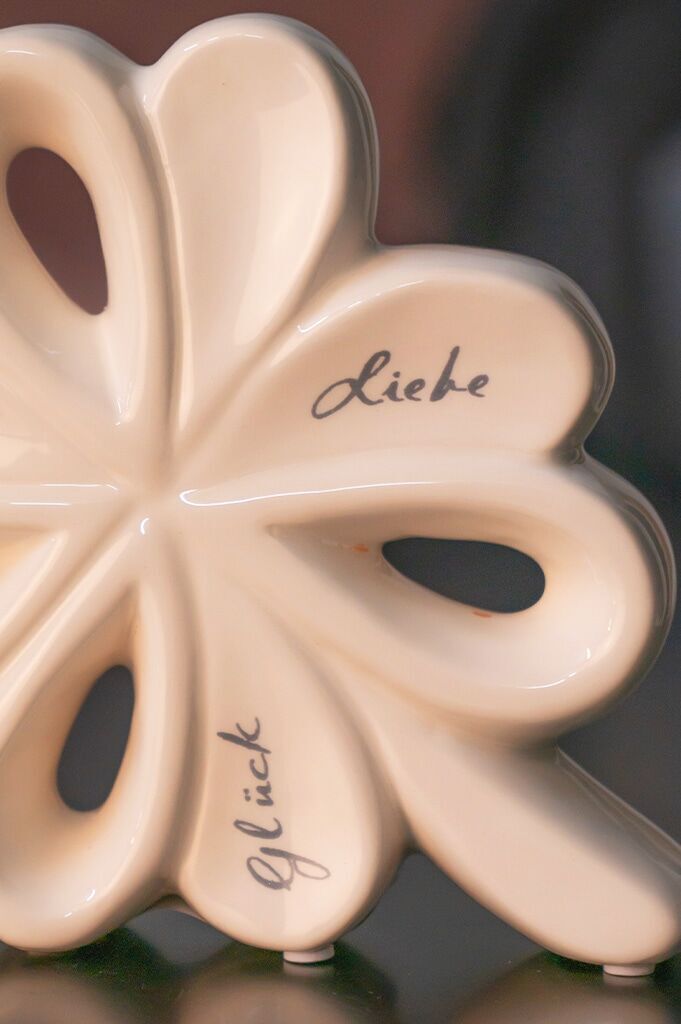 alegra-offen-m-schrift-weiss-creme-detail-rechts Deko Glücksblatt Alegra 15cm