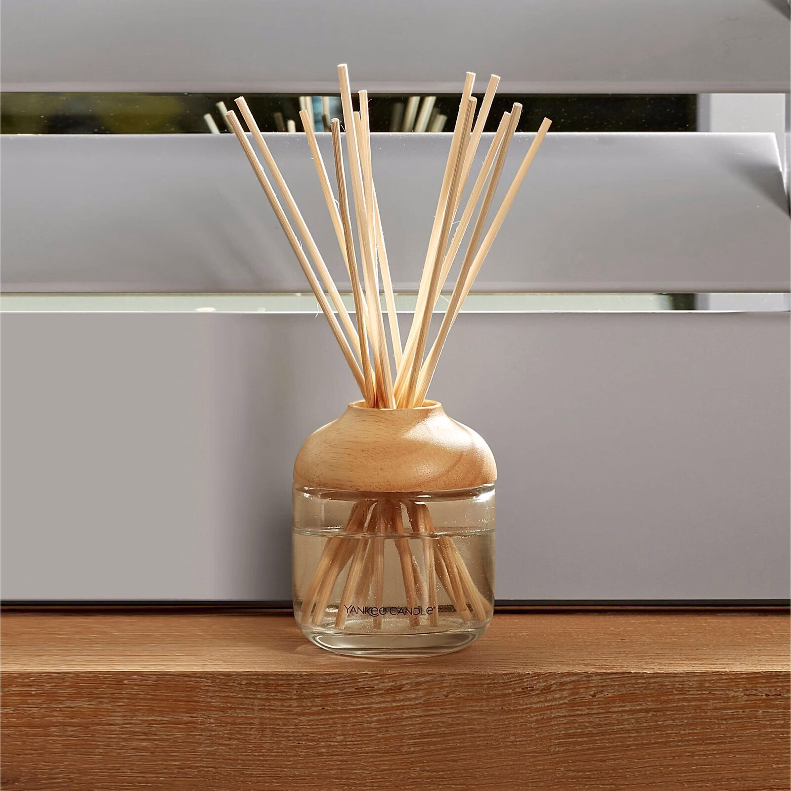 yankee_candle_reed_diffuser_environment_image_03 Water Garden New Reed Diffuser 120ml