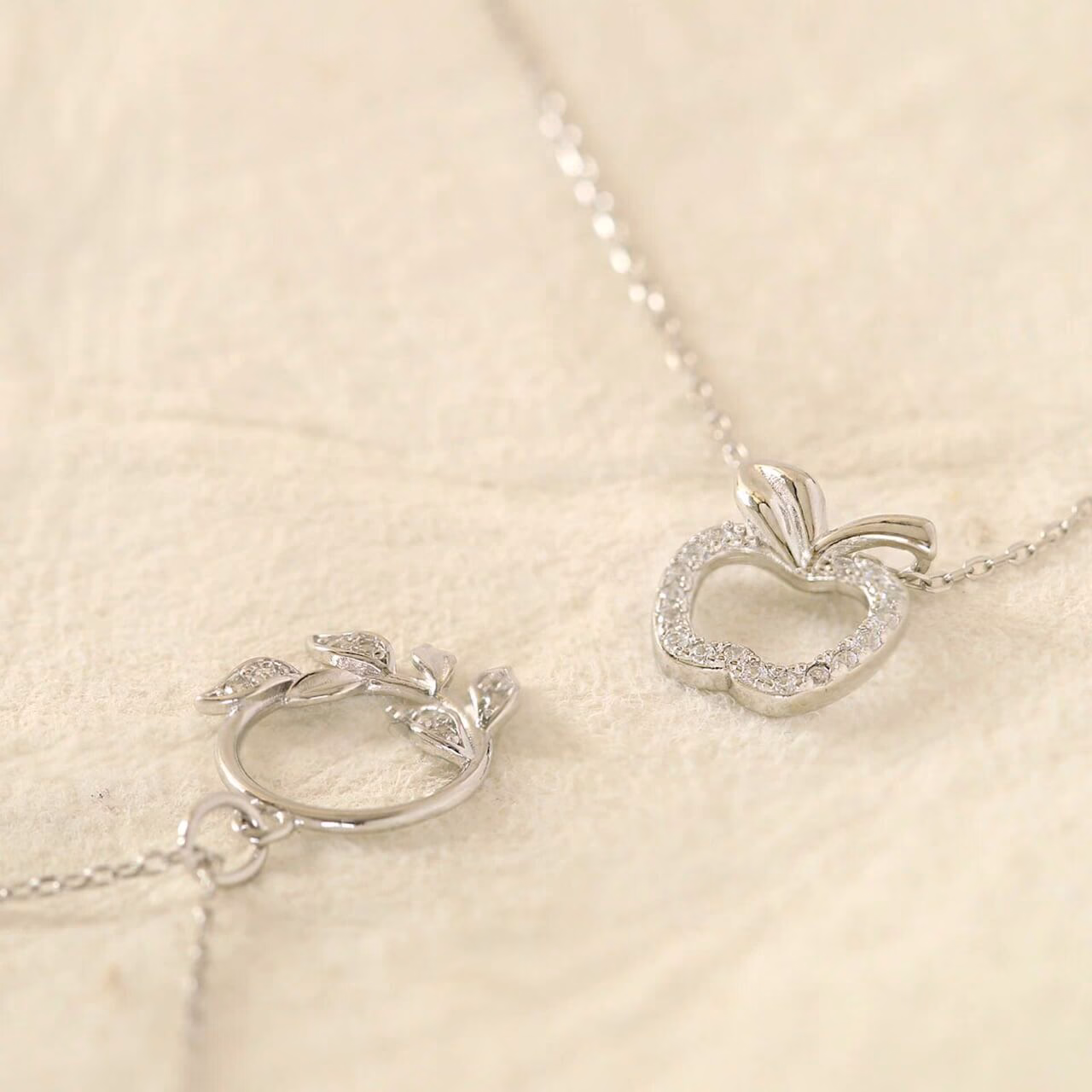 01c5eff346d7079ba81d547c75b674b44254dd80_sweet_iggy_scented_candle_with_jewel_jewelcandle_jewellery_gallery_picture_2_c07975bb-6a45-4951-b45a-b82563f04e86 The Sweet Iggy (Halskette) 400g