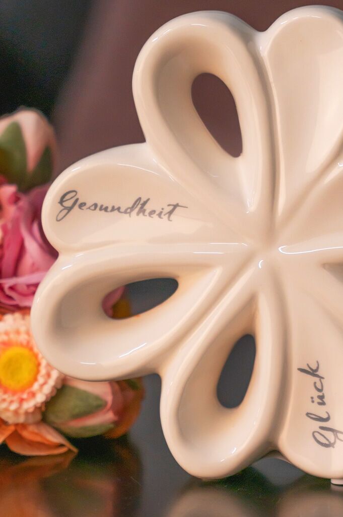 alegra-offen-m-schrift-weiss-creme-detail-links Deko Glücksblatt Alegra 15cm