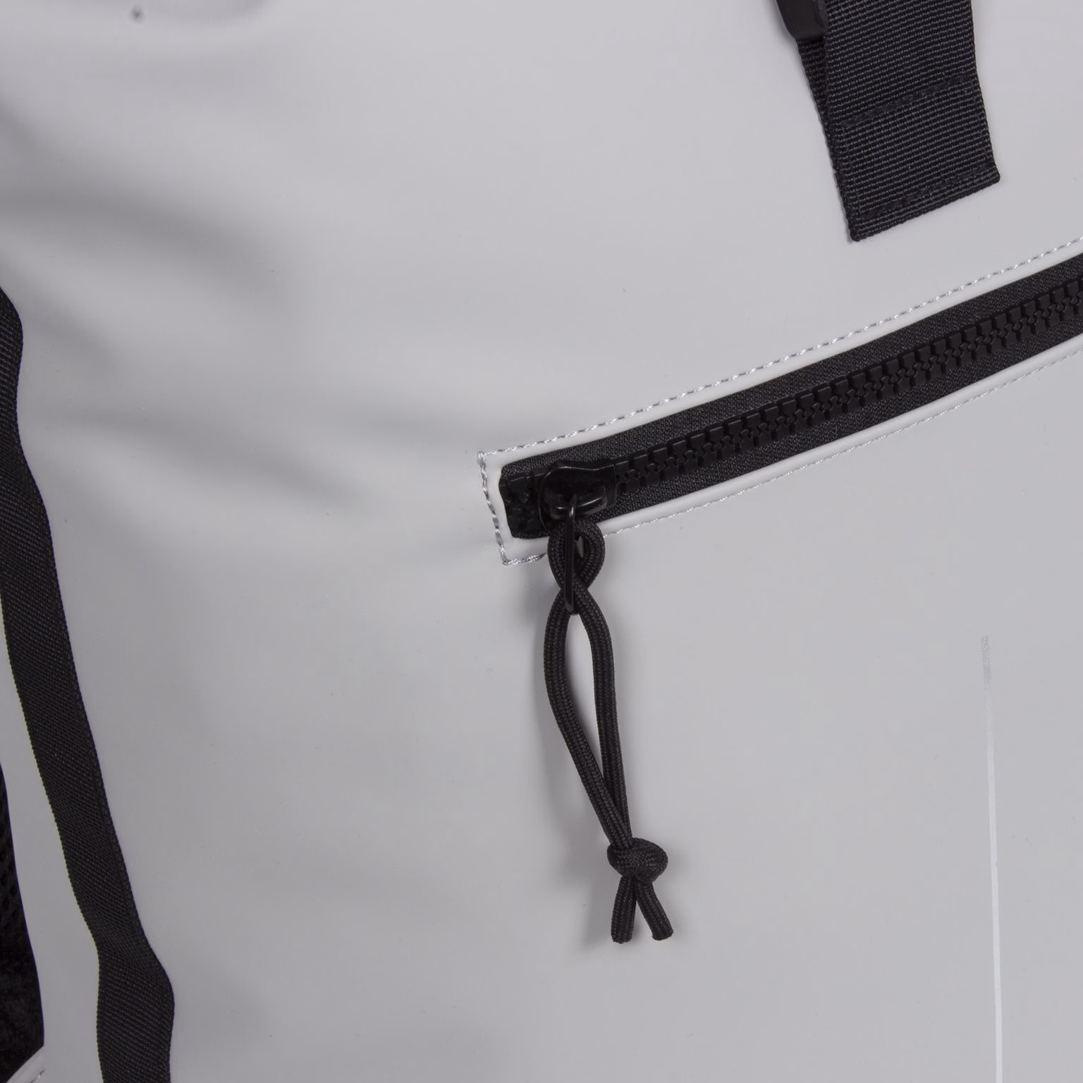 ApdJxRJI Mart - New York Rolltop Rucksack grau