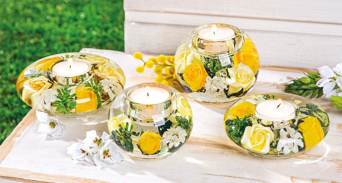 Teelichter und Teelicht in einem Teelichthalter mit Blumenmotiv