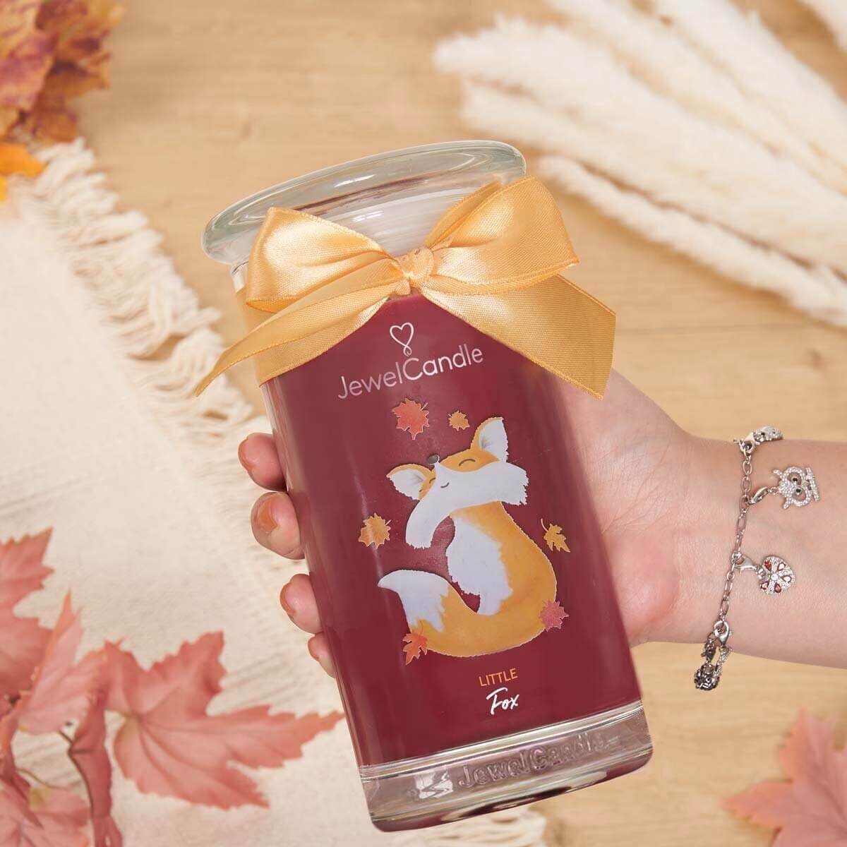 ac312bf6aed8401c6c982c0a942123264b2e318c_little_fox_scented_candle_with_jewel_jewelcandle_gallery_image_1_aa7547c6-fce6-47e2-b4be-71f7ee6fd20f Little Fox (Armband) 400g