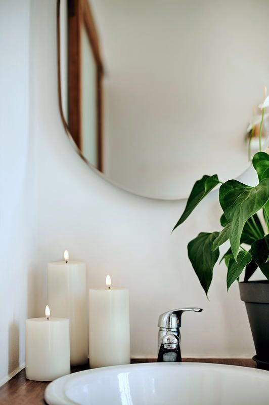 Ivory-Pillars-in-bathroom-small Uyuni LED Stumpenkerze 5x7,5cm ivory