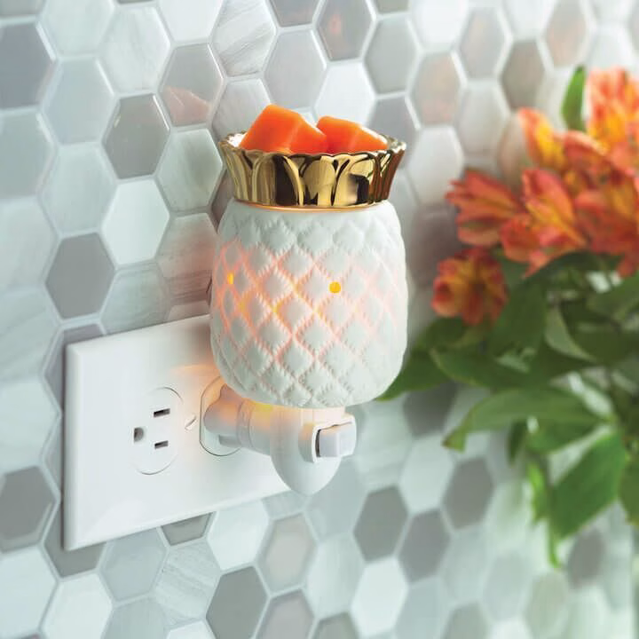 WHITE-PINEAPPLE-Ananas-Duftlampe-2 White Pineapple Duftlampe für die Steckdose