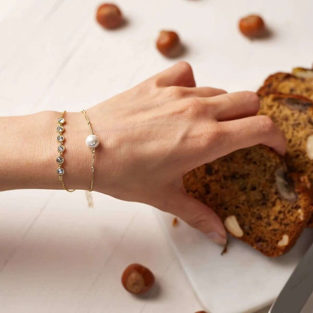 Banana Nut Bread (Ohrringe) 400g Armreif, Schmuck, Essen, Präsentation des Essens, Hand
