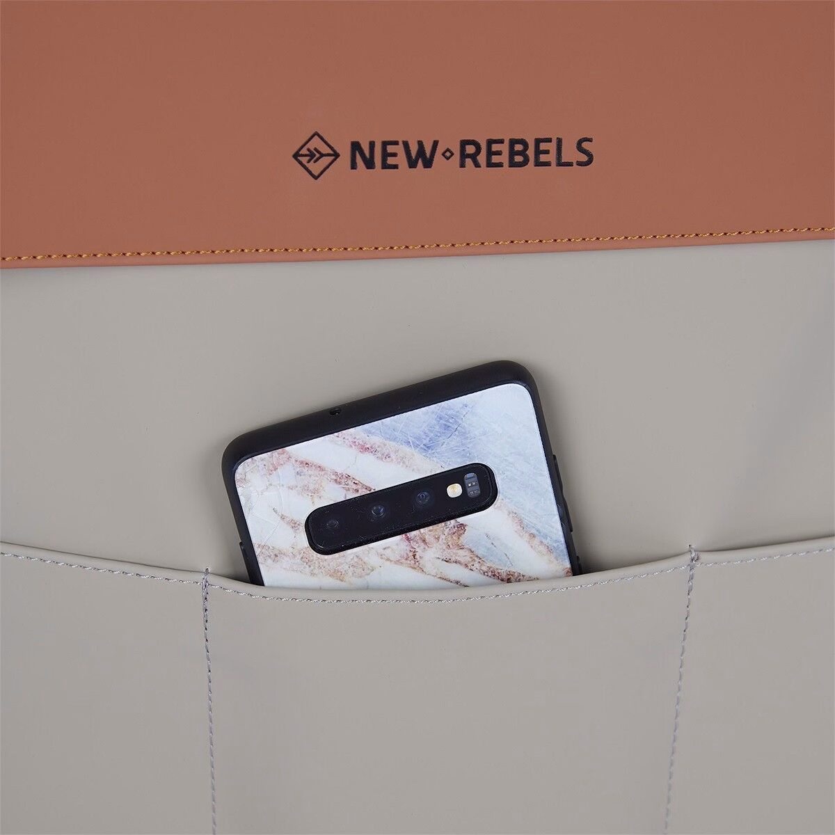 74A565861A7D5A0052908CDF6048CB7CE1D01190 Fane - Lincoln Flap Rucksack 17L orange/beige