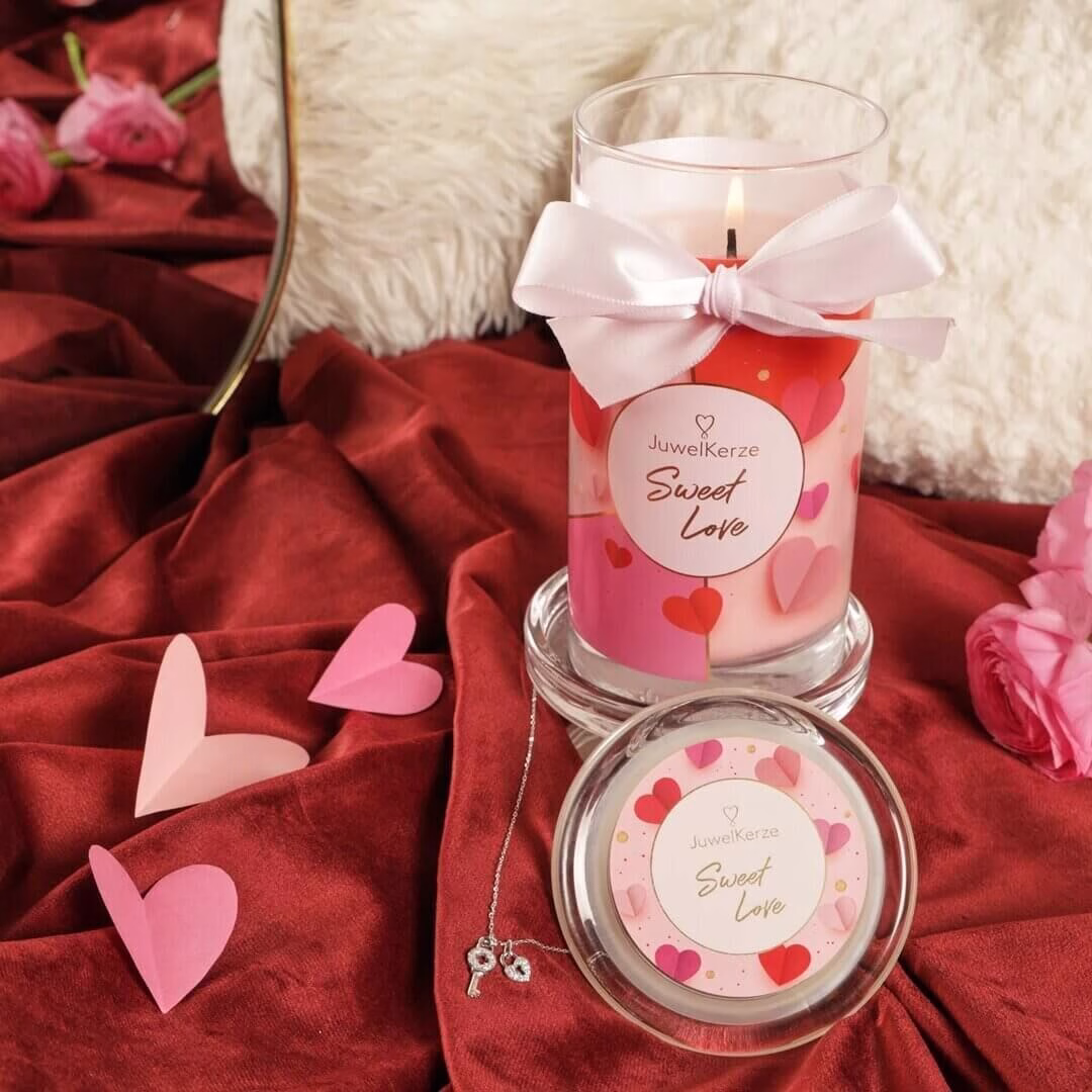 b1475f8e63820673762315d5e682f0150264eac9_Sweet_Love_scented_candle_with_jewel_jewelcandle_gallery_3_DE_e362ae79-583e-4db7-9a2a-70eb5f566520_1080x Sweet Love (Halskette) 400g