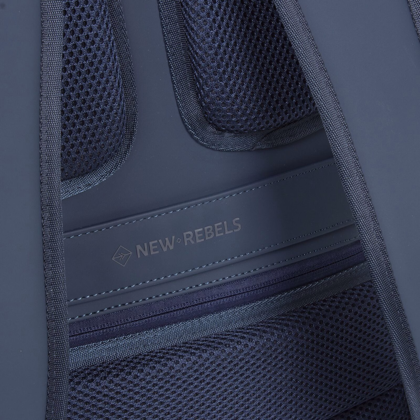 o53FRJSU William - Riverside Rolltop Rucksack navy